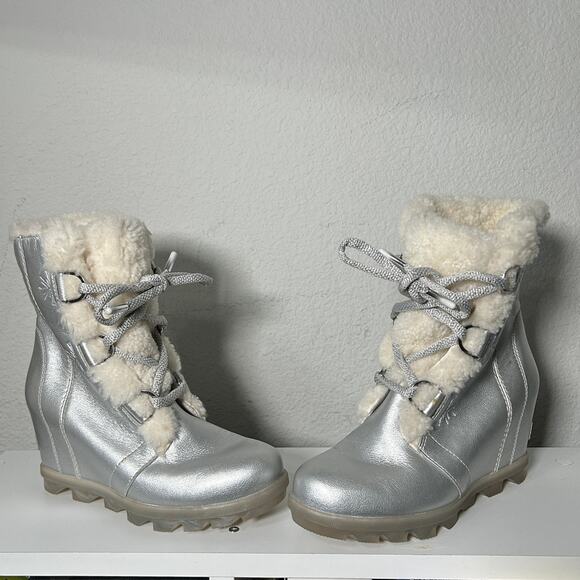 Sorel x Disney Womens Joan of Arctic Ethereal Après Ski Wedge Boots Silver 6.5 - Picture 2 of 13